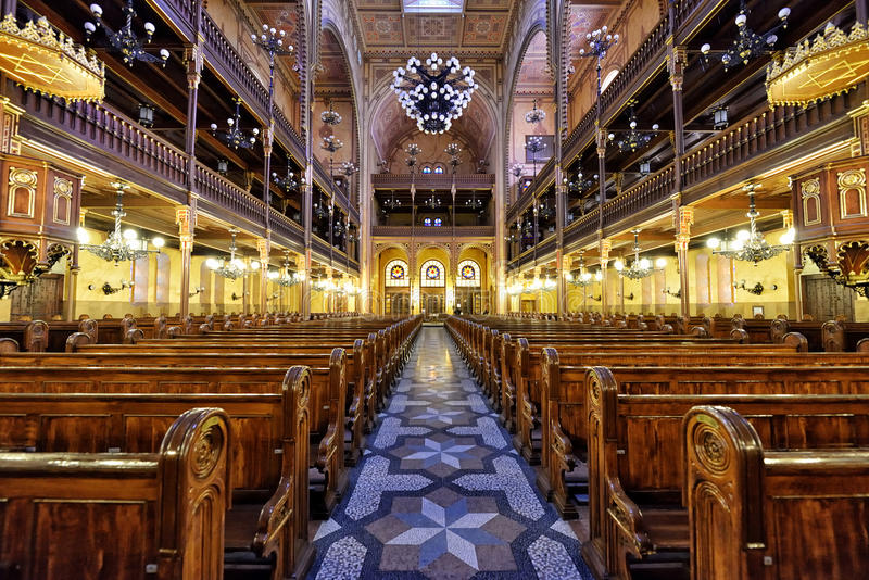 synagogue-budapest-dohány-street-also-known-as-great-tabakgasse-historical-building-erzsébetváros-54477791.jpg